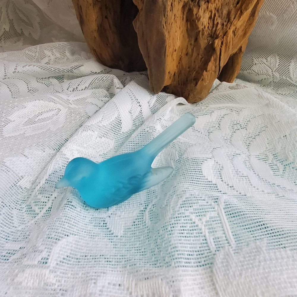 Westmoreland? Fenton? cute vintage glass blue bird